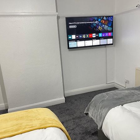 Hometel Digs Hidden Gem Large Comfy Home Can Sleep 15 Braunstone Town Exteriör bild
