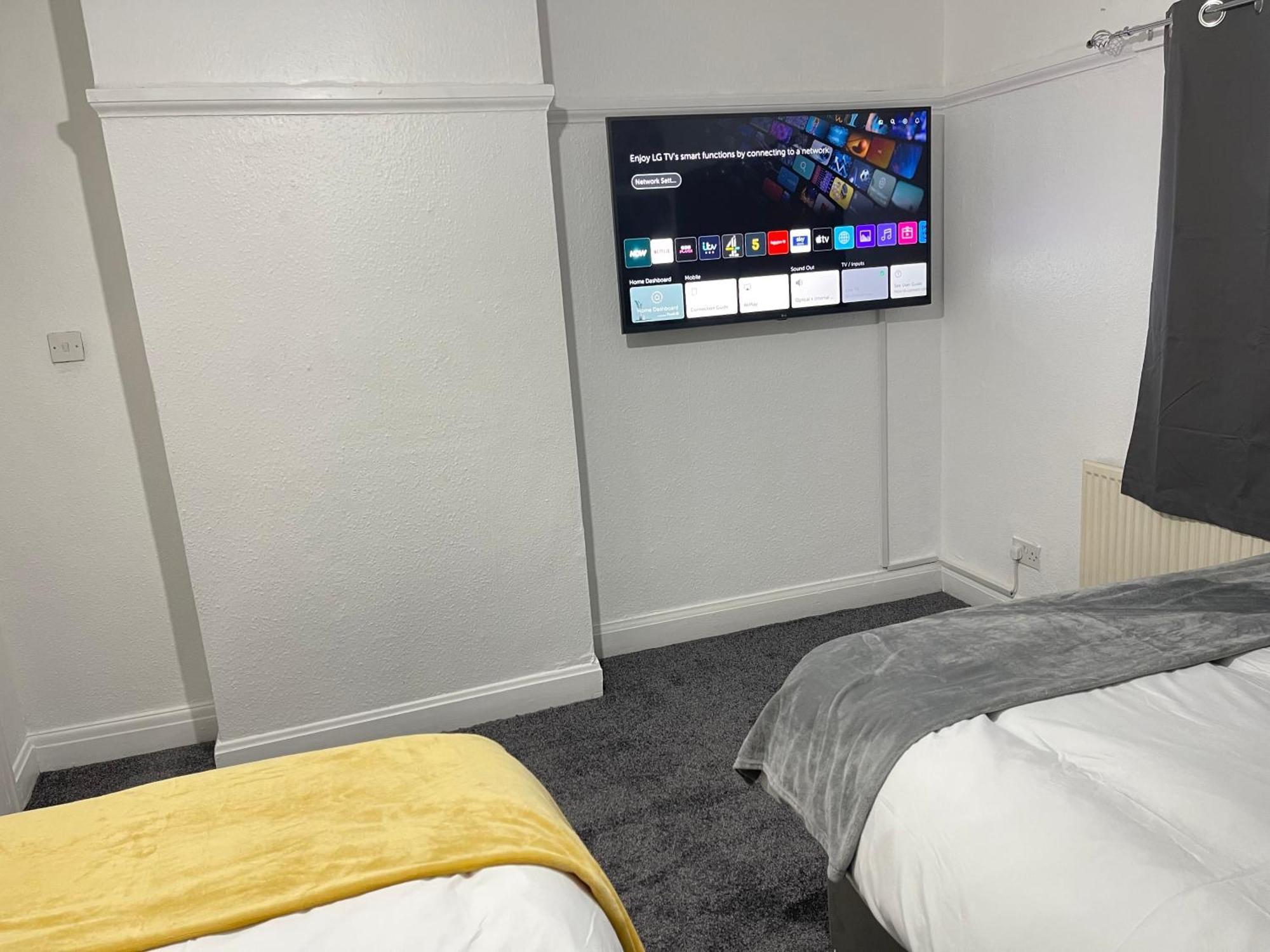 Hometel Digs Hidden Gem Large Comfy Home Can Sleep 15 Braunstone Town Exteriör bild