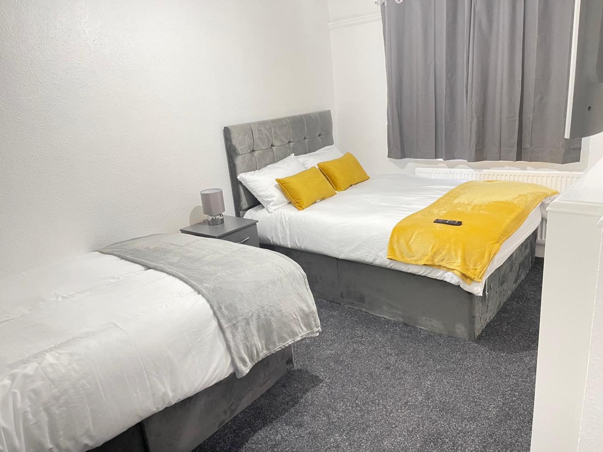 Hometel Digs Hidden Gem Large Comfy Home Can Sleep 15 Braunstone Town Exteriör bild
