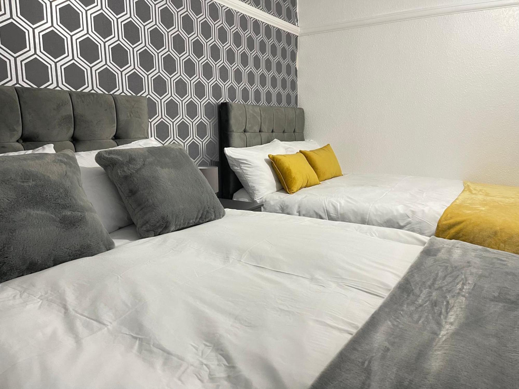 Hometel Digs Hidden Gem Large Comfy Home Can Sleep 15 Braunstone Town Exteriör bild